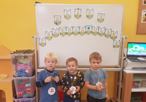 Chłopcy z medalami Super Przedszkolaków.